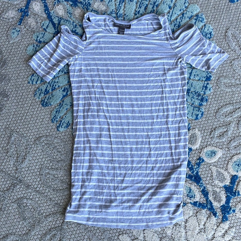 A Pea in a Pod Maternity Top- Adorable! Size small